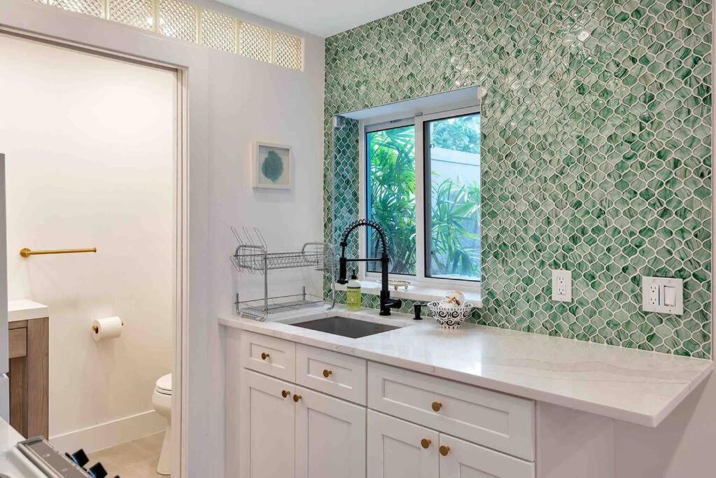 Charming Studio W Pool One Mile To Beach Pets Welcome Lake Worth Beach Exterior photo